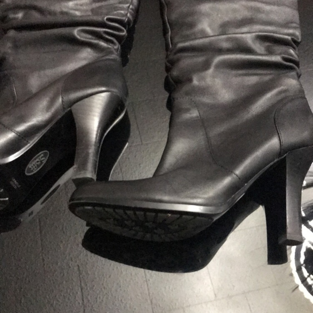 Black knee boots